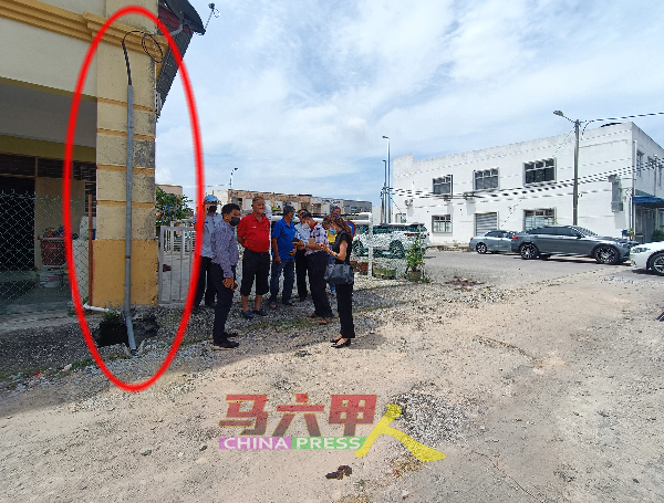 承包商在挖路后,埋置电缆,已开始拉起电线(红圈)。