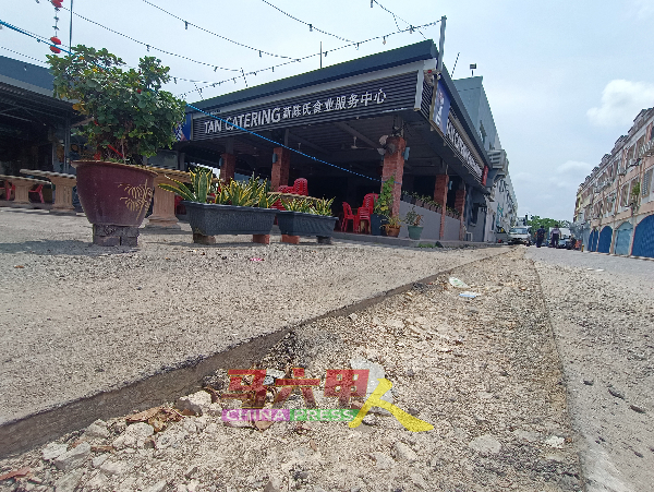 挖路的路面凹凸不平,尤其是在商业区、夜市,人潮拥挤地点,商家及公众的安全备受威胁。