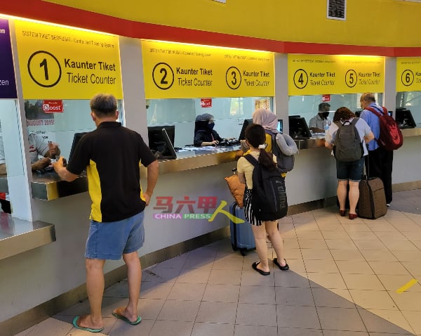民众到马六甲仙特拉巴士站站售票处，购买前往各地的长途车票。