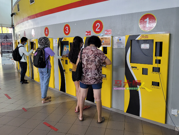 民众也可以选择使用自动售票机，购买长巴车票。