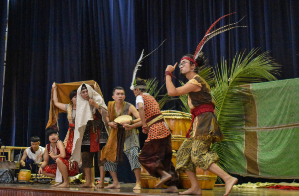 ■人人舞团为“又见马六甲”剧场重开首日，第一支呈献表演的队伍。