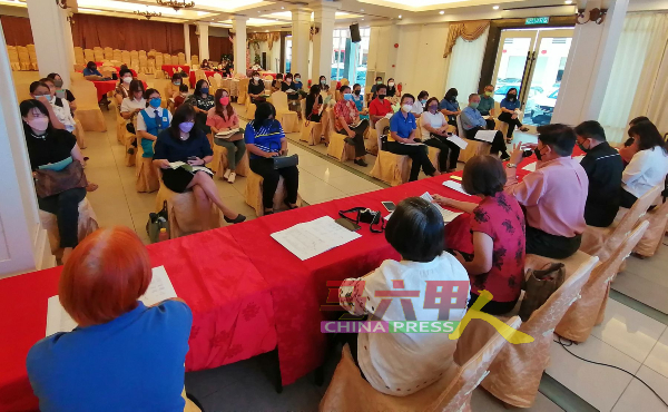 马六甲华校教师公会举办会员大会，会上也颁发纪念品给荣休会员及学业优良奖励金给会员子女。