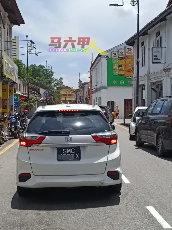 ■甲市老街也能发现许多新加坡注册车辆踪影，可见新家坡游客对马六甲情有独钟。