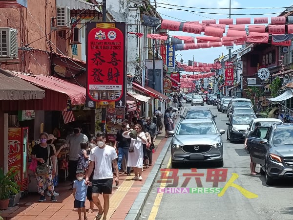 ■周末的鸡场街，游人如织。