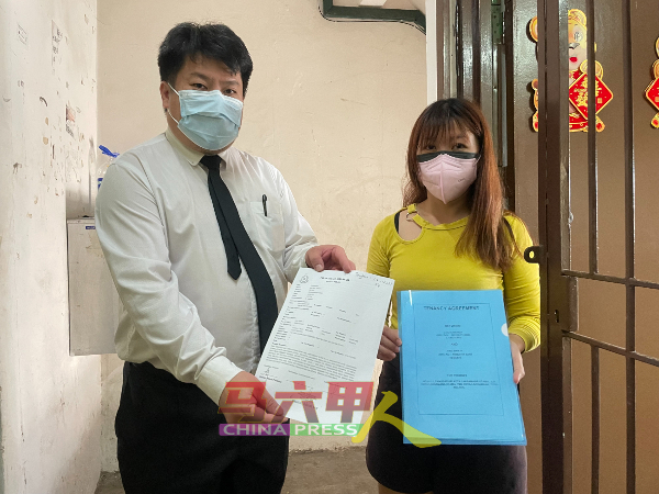 洪忻怡（右）在杨胜利陪同下召开记者会澄清，同时已向警方备案。