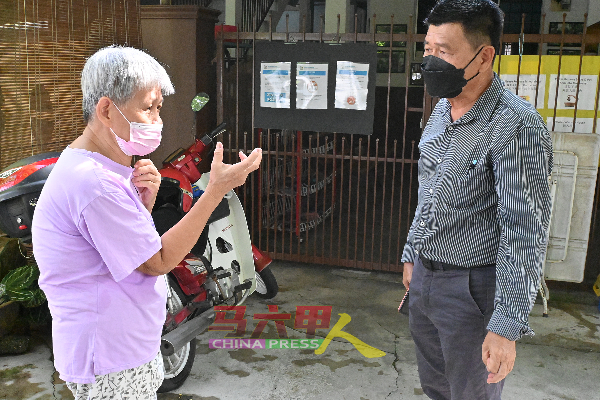 林修女（左）告诉林千宏，自从安装Unifi后，孩子们上网都很顺畅。