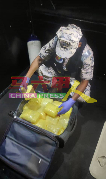 执法员打开可疑行李时，发现里面装着26包黄色塑料袋“水晶”。
