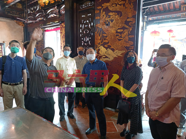 欧阳玉靖（右3）等人亲临马来西亚最古老的庙宇青云亭参观。