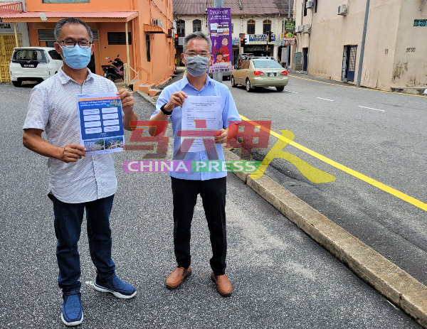 邱培栋（右起）与刘志俍呼吁州政府实地考察市区水灾根源，对症下药。