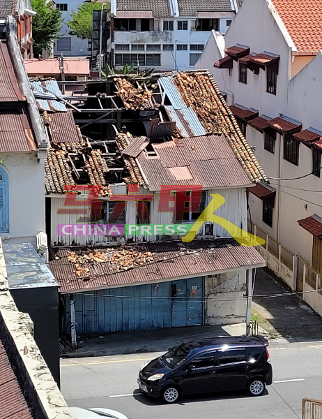老屋屋顶大部分已坍塌，破损情况严重。