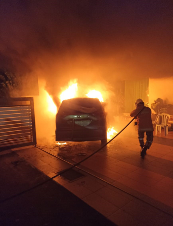 消拯员抵达时，发现泊放在住家车房的丰田Estima正被大火烧着。
