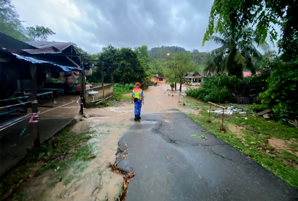 武吉卡迪的甘榜直落路段被雨水淹没。