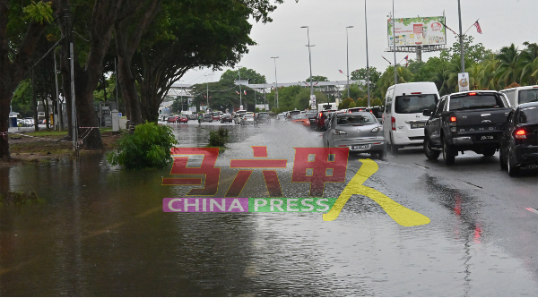 马六甲仙特拉巴士总站前的AMJ大道出现积水。