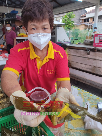 吴雪芳展示极受顾客欢迎的红豆粽。