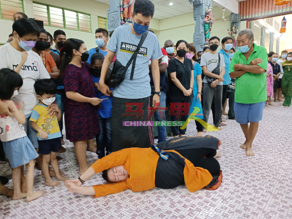 受拿督查查附体的华裔信徒，躺在地上蜗卷，行径让人大开眼界。