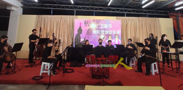 许龙年带领的潮州会馆华乐团演奏多首佛曲。