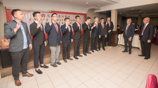 马六甲晋江会馆青年团第17届理事宣誓就职，由苏德招（右起）及史亚狮主持监誓仪式。