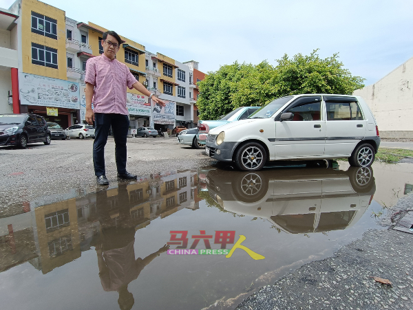 ■葡萄牙街泊车场地表常积水，造成轿车难以停车，车主也会被弄湿。