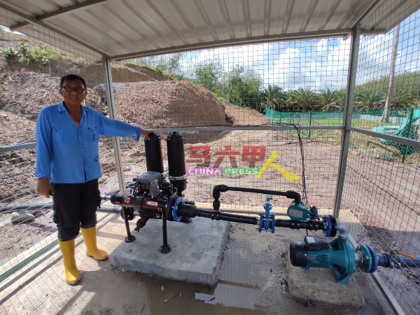 ■陈雄诚讲解灌溉系统采用“压力补偿微喷头”及“自动叠片过滤器系统”。