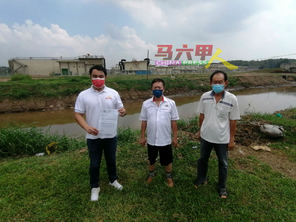 郭子毅（左）将致函给甲水利灌溉局，反映河边道路的问题，右起林亚弟及徐世德。