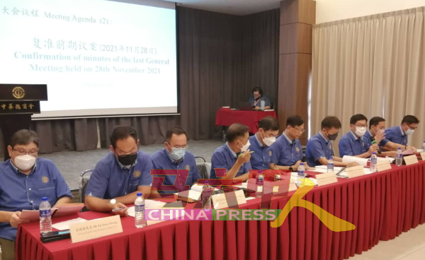 甲中总召开2022年会员大会。右5是萧德坤。