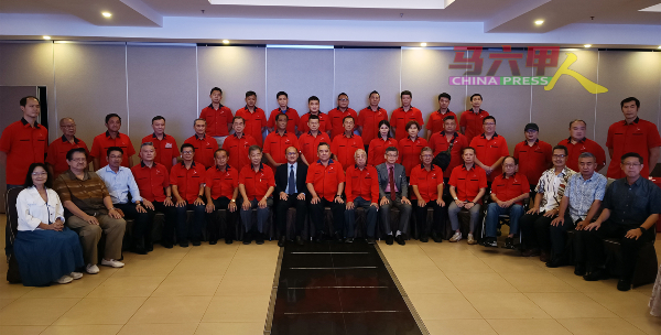马六甲篮球总会第40届顾问、名誉会长及理事成员。