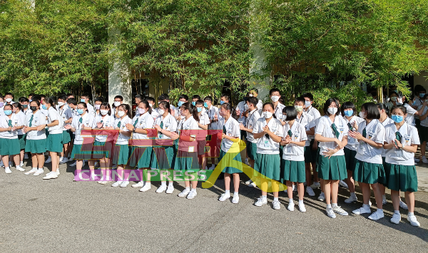 培中学生夹道欢迎中国大使到校园参观。