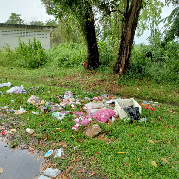 罗舜生在默迪卡花园一带巡视时，发现沟渠旁出现大量垃圾。