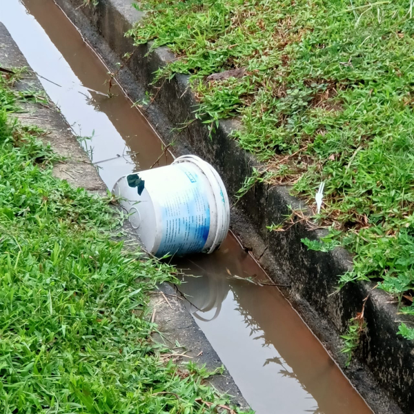 丢弃在沟渠中的垃圾，不乏保丽龙及塑料桶。
