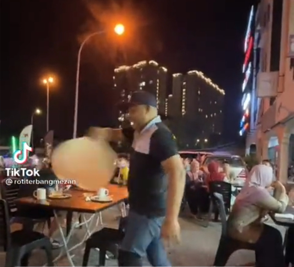 马六甲飞饼餐馆自行上载有关趣味视频到TikTok，吸引大批网民观看。