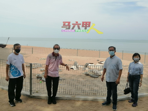 刘志俍（右2）接获游客反映海龟模型变了样，右起陈美慧、李祥生及陈劲源。