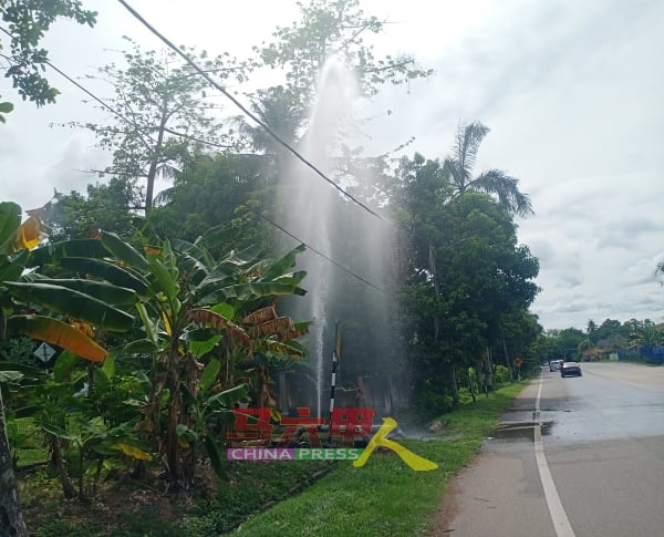 轿车疑失控撞击路旁水管，导致水管爆裂，水花犹如喷泉般喷水超过10尺高。