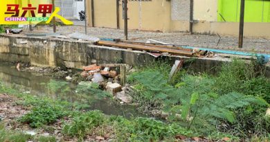 食肆扩建 建筑废料弃沟  商民忧阻塞沟渠  污染环境