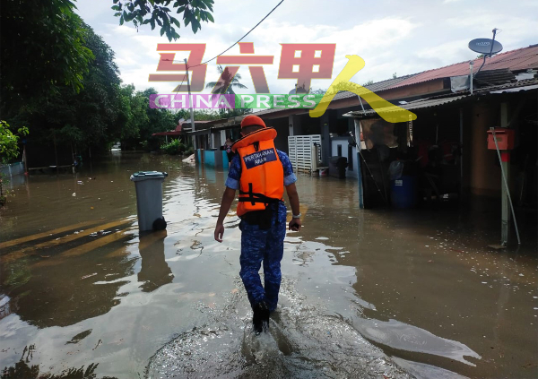 民防局队员到武吉南眉英达花园观察水灾情况。