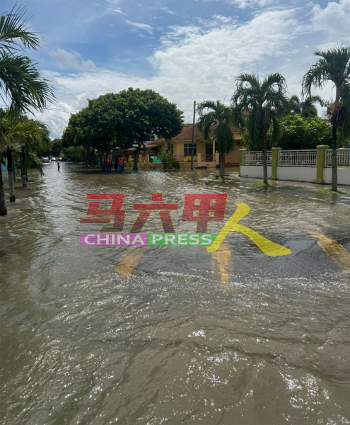 虽然天气已放晴，武吉南眉乌达马花园大路仍淹水。