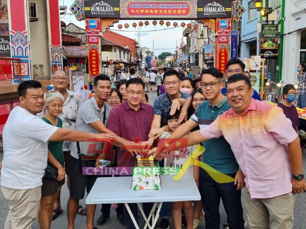 颜天禄（前排左4）与鸡场街业者们共切生日蛋糕，庆祝鸡场街创立22周年。
