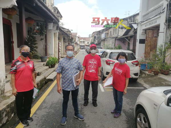 哥打拉沙马那州选区团队走访老街，收集防火设备资料，左起陈劲源、刘志俍、李祥生及陈美慧。 