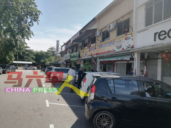 莫哈末立端已要求市政厅安排清理武吉峇汝新河花园商店沟渠。