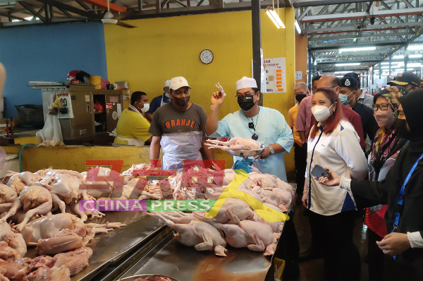 苏莱曼（左2）到峇章大巴刹巡视鸡肉市场。右2起是卡宋及诺丽娜。