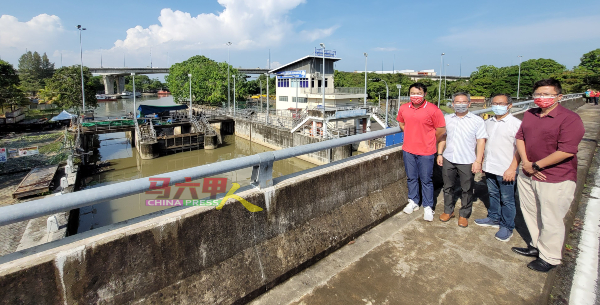 ■马六甲河口水闸维修工程只完成74%，左起为郭子毅、邱培栋、刘志俍及谢守钦。