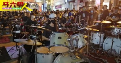数百粉丝聚首鸡场街 150乐手  唱Beyond成名曲
