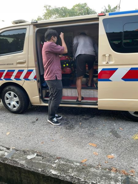 女网民为老翁招来救护车，送往医院。（图取自面子书）