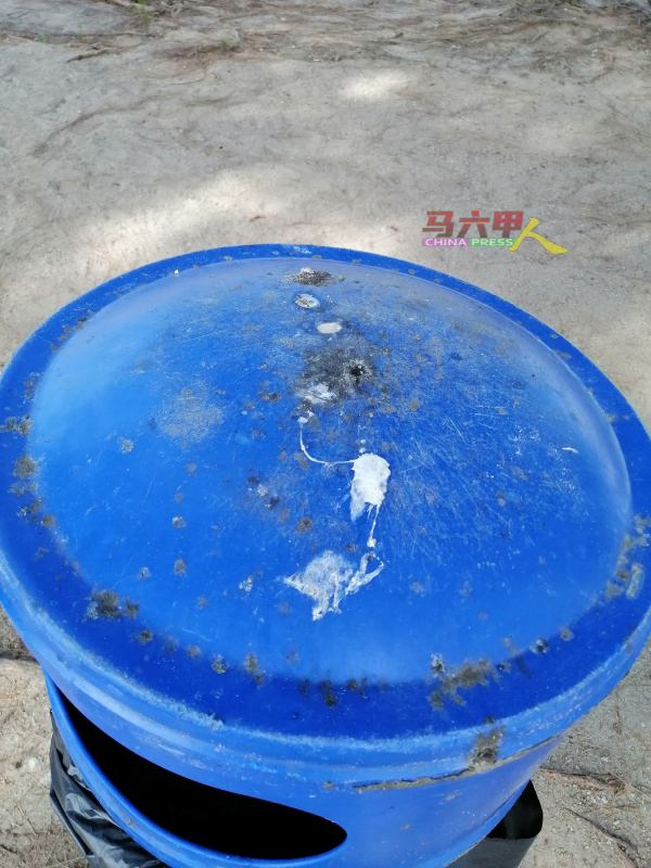 ■垃圾桶上留下乌鸦的粪便，衍生卫生问题。