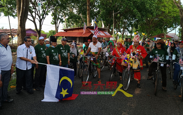 阿布峇卡（左2）为经典脚车骑行活动主持挥旗礼。