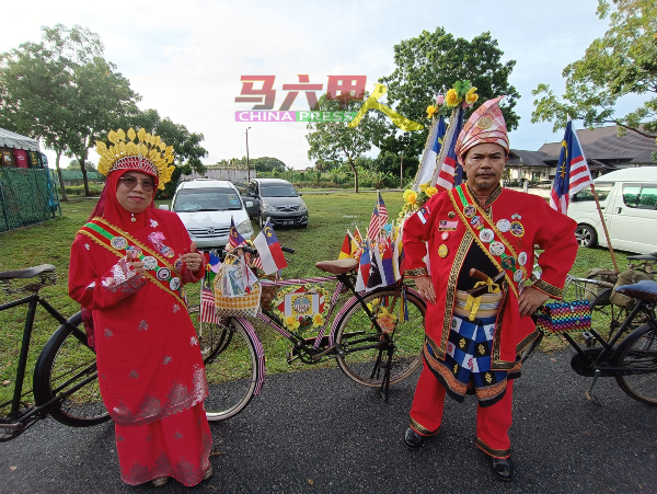来自亚罗亚也的一对夫妇，身穿传统婚服骑脚车到场并参与活动。