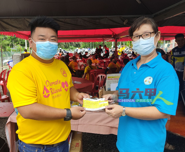 马六甲二轮重型摩哆俱乐部主席陈志坤（左起）移交2000令吉捐款，由杨丽娟代表接领。