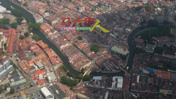 马六甲河将老城与新城划开。