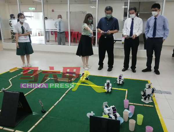 嘉宾参观机器人实验室，并体验操作机器人。