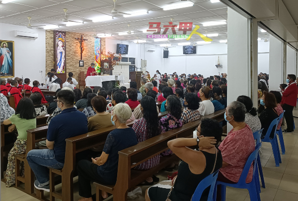 海神节庆典开始前，信徒聚集在当地教堂进行弥撒。