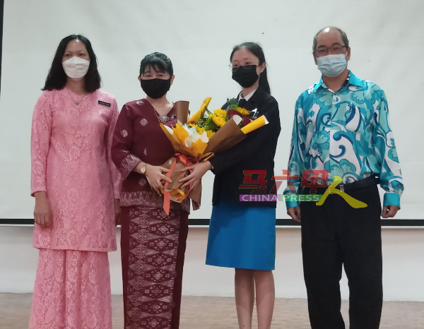 迎新会上，学生代表赠花给郭贞莹（左2），欢迎她上任。左起为第一副校长许秀美，右为李文强。